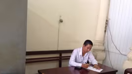 Hất CSGT lên capo, lái xe taxi điên cuồng bỏ chạy