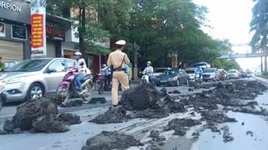 Truy xe tải chở đất cát rơi vãi thành tảng lớn trên đường Trần Duy Hưng