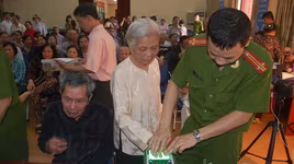 Xuống tận cơ sở cấp, đổi hộ khẩu, căn cước cho các gia đình chính sách