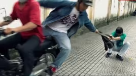 Bà nội trợ bị tội phạm cướp giật "phục kích" ở cổng chợ