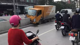 Ô tô mất lái, đâm vỡ trụ hầm Kim Liên