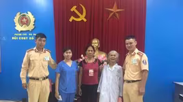 Bệnh nhân 77 tuổi đi lạc bệnh viện được CSGT giúp đỡ