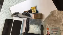 Kiểm tra vi phạm mũ bảo hiểm phát hiện ma túy đá 