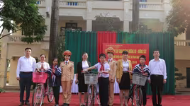 Những "bóng hồng" Cảnh sát giao thông tuyên truyền Luật Giao thông đến học sinh