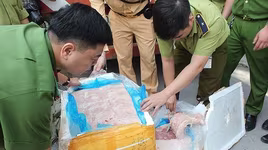 Thu giữ hàng tấn thực phẩm bẩn trên xe tải