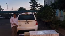 Kiểm tra xe ô tô không bật đèn trong đêm, CSGT phát hiện hàng nghìn gói thuốc lá lậu