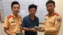 Cảnh sát giao thông trả lại gần 70 triệu đồng cho người đi đăng ký xe ô tô bỏ quên