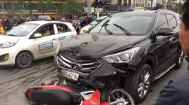 Ô tô đâm liên hoàn, 2 người bị thương nhẹ