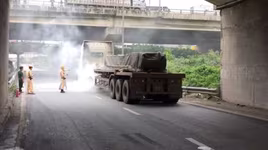 CSGT dũng cảm dập tắt xe container bị cháy, cứu giúp lái xe