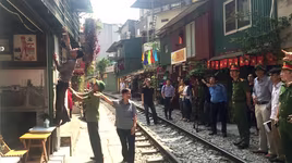 Tổng kiểm tra, rà soát, xử lý vi phạm hành lang ATGT đường sắt trên địa bàn quận Hoàn Kiếm