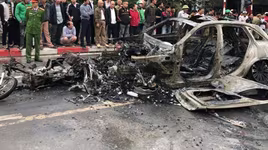 Gây tai nạn liên hoàn, chiếc xe ô tô Mercedes cháy trơ khung, một phụ nữ tử vong