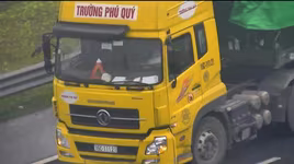 Phạt 17 triệu đồng lái xe đầu kéo đi lùi trên cao tốc