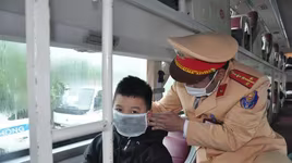 Phát khẩu trang miễn phí phòng dịch virus Corona cho hành khách, lái xe trên cao tốc