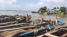 20 tàu khai thác cát trái phép trên sông bị phát hiện, xử lý trong một ngày