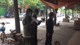 Dùng loa tuyên truyền cho nhân dân chấp hành quy định cách ly phòng chống dịch Covid-19