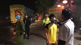 Cảnh sát giao thông  kiểm tra thân nhiệt lái xe trong đêm phòng, chống dịch Covid-19 ở cửa ngõ ra vào Thủ đô