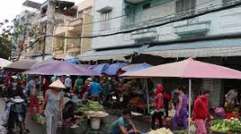 Lợi dụng chợ tạm, nữ chủ quầy thịt lợn "lên đời" làm bảo kê