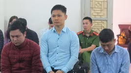 Ổ nhóm "chế" đăng ký ô tô giả bị phát giác từ chiếc Camry đỗ ven đường