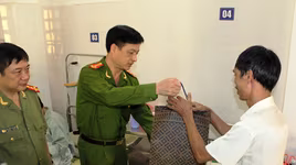 Đại tá Nguyễn Duy Ngọc thăm và động viên CBCS bị thương trong khi làm nhiệm vụ