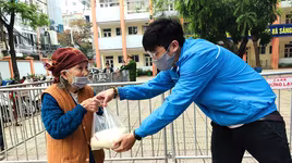 Chung tay sẻ chia yêu thương mùa dịch Covid-19