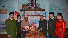 Những tấm lòng đến với 2 gia đình chính sách, hoàn cảnh khó khăn