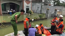 Tăng cường xuồng máy hỗ trợ bà con vùng ngập lụt Chương Mỹ