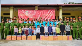 Trao gửi những món quà ý nghĩa đến cô, trò trường Tiểu học Hồng Quang