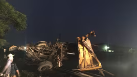 Giải cứu an toàn 2 phụ nữ mắc  kẹt trong vụ xe tải 8 tấn bị tàu hỏa húc