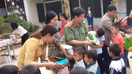 Chia sẻ khó khăn, mang niềm vui đến với con trẻ vùng biên viễn