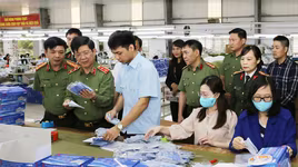 Lãnh đạo Bộ Công an kiểm tra, động viên công tác cung ứng khẩu trang chất lượng tốt