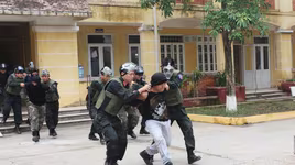 Xem cảnh sát đặc nhiệm tấn công đối tượng khủng bố đang khống chế con tin