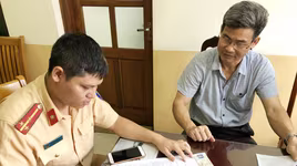 Lái xe biển số siêu đẹp đi ngược chiều vì... cán bộ đi công tác gấp