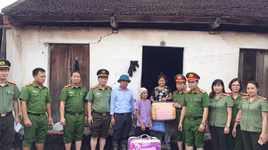 Ấm áp nghĩa tình đến với người dân vùng ngập Chương Mỹ