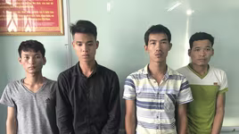 Mang bình xịt hơi cay đi trộm xe