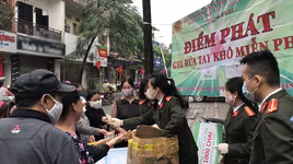 Trao 1.000 chai nước rửa tay đến người dân giữa 'mùa dịch' Covid-19