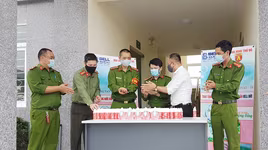 Ấm nghĩa tình cùng lực lượng công an chống dịch Covid-19