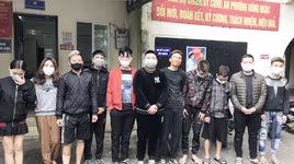 Hai thiếu nữ tụ tập cùng 9 nam thanh niên, phản ứng dương tính chất ma túy