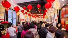 Giá vàng bị đẩy cao trong ngày Thần Tài, người dân có nên mua vào?