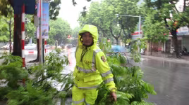 CSGT Hà Nội khắc phục khó khăn, phân luồng giao thông trong mưa giông