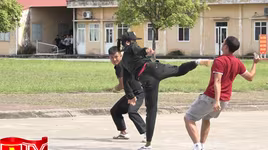 Xem nữ cảnh sát đặc nhiệm tay không hạ đo ván 3 đối tượng cầm dao