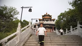 Đi bộ, đội thêm 40kg đá trên đầu để… giảm cân