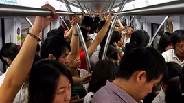 Sờ vào đùi hành khách nữ, người đàn ông nhận "cái kết đắng"