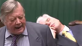 Nghị sĩ Anh ngủ gật trong phiên họp truyền hình trực tiếp