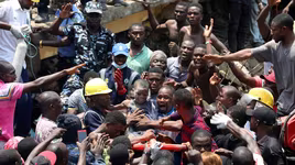 Tòa nhà trường học bị đổ sập, nhiều học sinh mắc kẹt dưới đống đổ nát