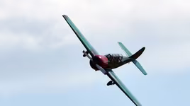 [Video] Khoảnh khắc kinh hoàng máy bay lao xuống sông trong lúc nhào lộn trên không