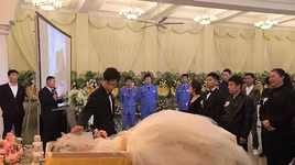 Chàng trai kết hôn với người yêu ngay tại đám tang