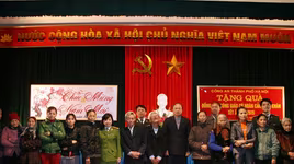 Mang Tết đến với đồng bào Công giáo