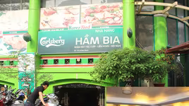 Tầng hầm thành quán ăn, xe tràn ra hè phố