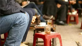 Cà phê rởm tràn lan hè phố