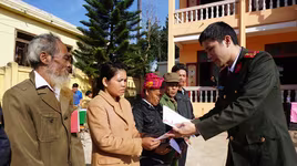 Sẻ chia yêu thương nơi biên cương